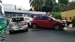 caminhao-perde-freio,-desce-ladeira-e-atinge-carros-em-bairro-de-salvador