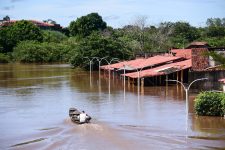 em-meio-as-enchentes-no-maranhao,-familias-enfrentam-dificuldades-para-conseguir-salvar-seus-pertences:-‘doloroso’