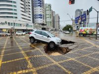 video:-cratera-se-abre-em-avenida-de-maringa-e-carro-fica-pendurado