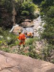 video:-turista-e-resgatado-por-bombeiros-apos-cair-de-uma-altura-de-7-metros-em-cachoeira-em-mg