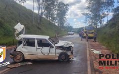 motorista-de-caminhao-cochila-ao-volante-e-bate-em-carro-em-ouro-fino;-outros-dois-veiculos-foram-atingidos