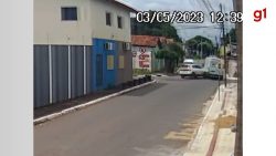 video:-batida-em-cruzamento-faz-motorista-de-ambulancia-perder-controle-e-invadir-calcada