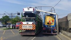 caminhao-tanque-bate-e-derruba-parte-de-poste-em-guaruja,-sp