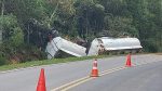 motorista-morre-apos-caminhao-carregado-com-gasolina-sair-da-pista-e-cair-em-valeta,-em-prudentopolis