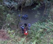 casal-e-resgatado-apos-quadriciclo-cair-em-ribanceira-em-campos-do-jordao,-sp