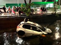 motorista-perde-o-controle-e-cai-com-o-carro-no-canal-de-setubal