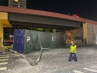 container-cai-de-viaduto-apos-se-soltar-de-carreta-em-manaus;-veja-videos