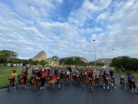 projeto-leva-moradores-de-favelas-do-rio-para-pedalar-em-pontos-turisticos-da-cidade