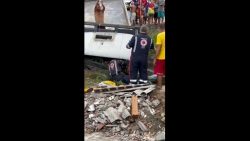 caminhao-cai-dentro-de-canal-no-recife;-video