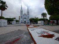 fotos:-fieis-de-petrolina-mantem-tradicao-da-montagem-de-tapetes-de-corpus-christi