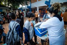 porto-alegre-amplia-vacinacao-contra-gripe-e-covid-19-de-alunos-em-escolas-municipais;-veja-o-cronograma