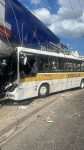 video:-onibus-escolar-bate-em-poste-e-invade-loja-de-carros-na-avenida-jk,-em-juiz-de-fora