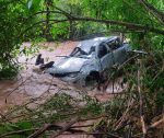 estrada-alagada-desmorona-e-caminhonete-e-arrastada-para-leito-de-rio-em-sc