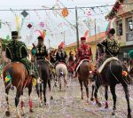 carnaval-a-cavalo:-tradicao-centenaria-de-bonfim-simula-batalha-entre-cristaos-e-mouros