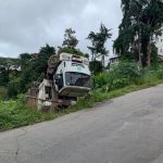 caminhao-de-lixo-fica-de-rodas-para-cima-apos-descer-ribanceira-em-mg