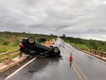 carro-capota-apos-idoso-perder-o-controle-da-direcao-e-mulher-morre-na-br-040