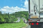 carreta-tanque-pega-fogo-em-rodovia-em-sp-e-causa-congestionamento