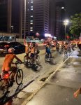 ‘pedalada-pelada’:-ciclistas-nus-fazem-tradicional-manifestacao-na-avenida-paulista-e-pedem-‘mais-amor,-menos-motor’